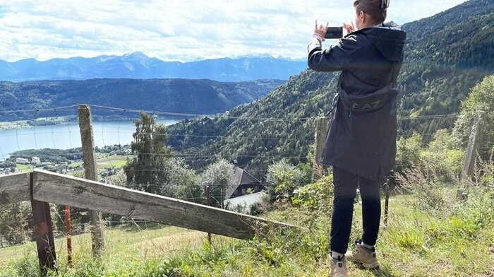 Platz drei geht an Ewa Fischer-Cloer, die ihre Kamera am Trippelgut gezückt hat.  "Dieses Karawanken-Panorama begeistert mich immer wieder aufs Neue." Fischer-Cloer ist mit ihrer Familie im heurigen Sommer von Deutschland nach Bodensdorf gezogen, "hier fühlen wir uns sehr wohl und genießen unser Leben in Kärnten".  
