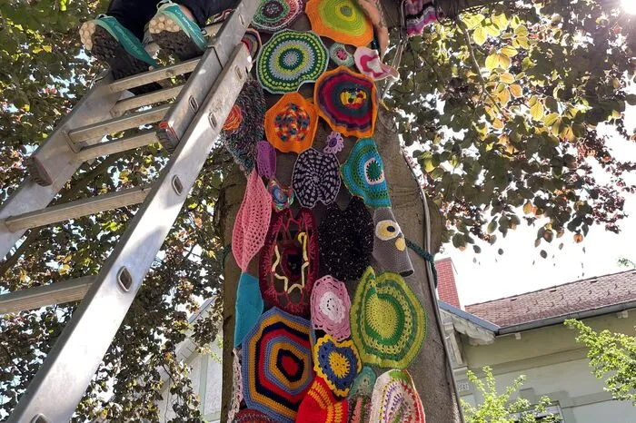 Langsam verwandelt sich der Baum am Europaplatz in ein kunterbuntes Kunstwerk.