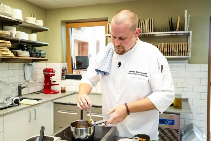 Beim „Weingut & Bistro Krenn.49“ ist der Ziegenbauer auch als Koch tätig und verarbeitet alle Teile der eigenen Ziegen.