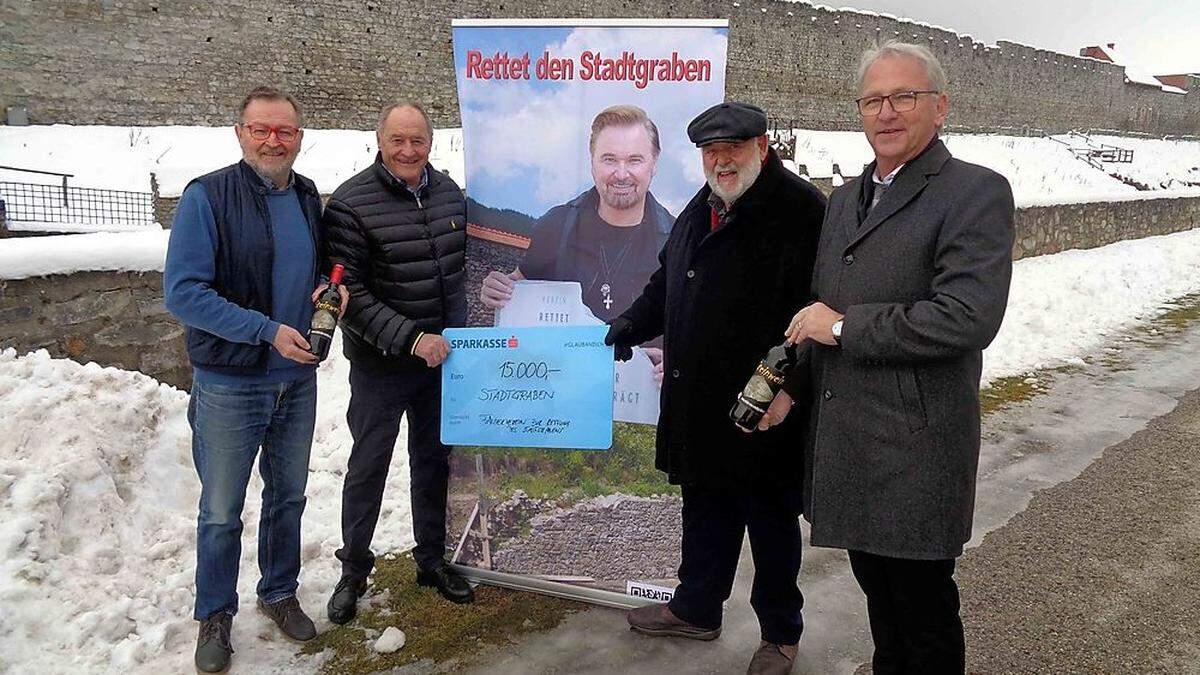 Paul Hauser, Bürgermeister Josef Kronlechner, Stadtgraben-Obmann Max Koschitz und Schatzmeister Gerhard Kalsberger bei der Spendenübergabe.