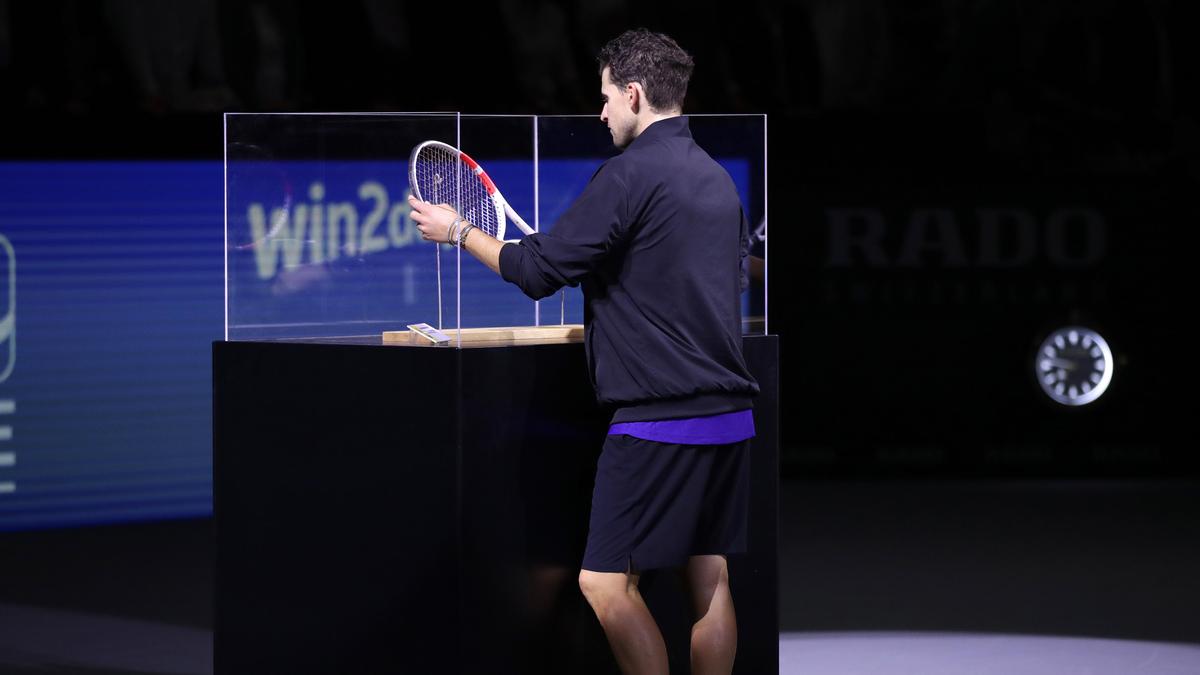 Dominic Thiem legte sein Racket in die bereitgestellte Vitrine 