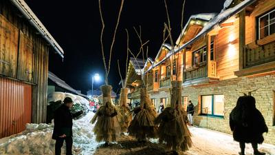 Schab und ein Krampus vor dem Hotel Kanzler