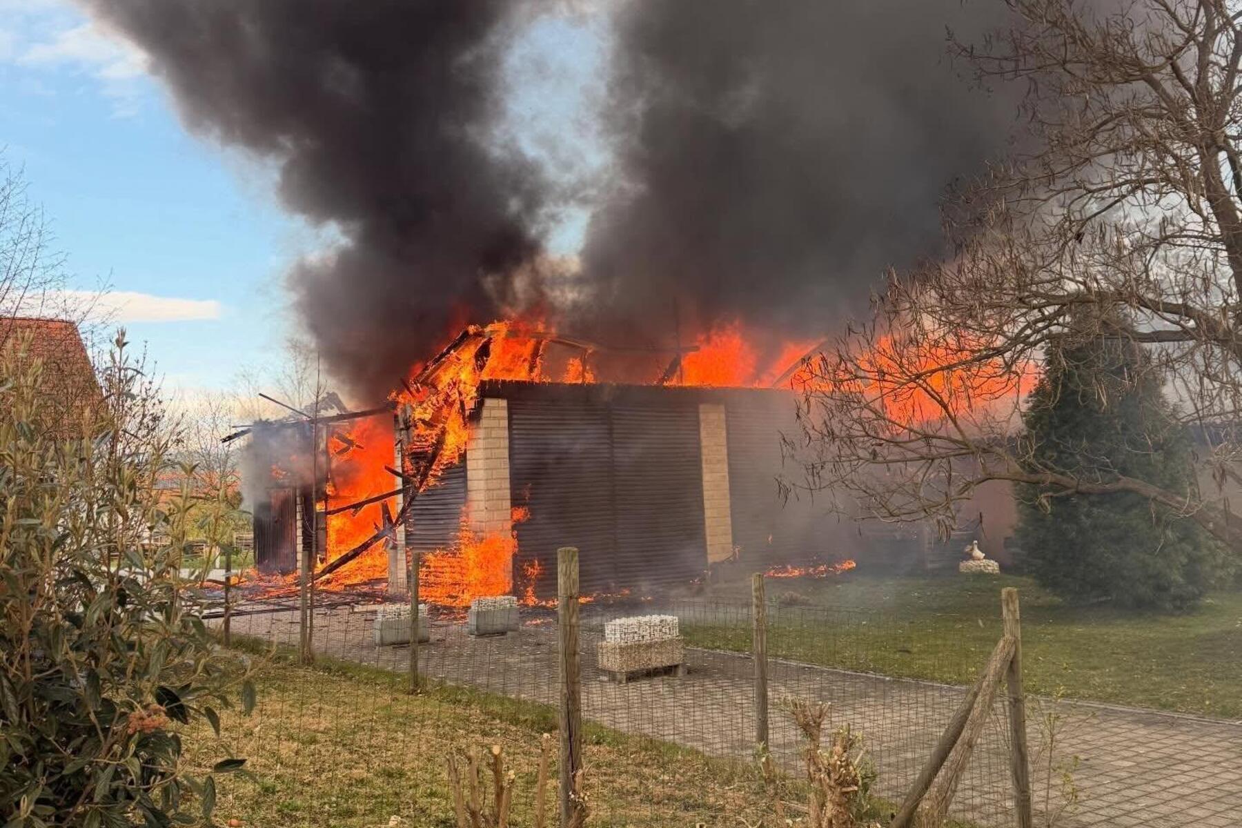 Köppling: Wirtschaftsgebäude brannte: Großeinsatz der Feuerwehren