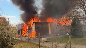 90 Feuerwehrleute waren bei dem Brand in Köppling im Einsatz