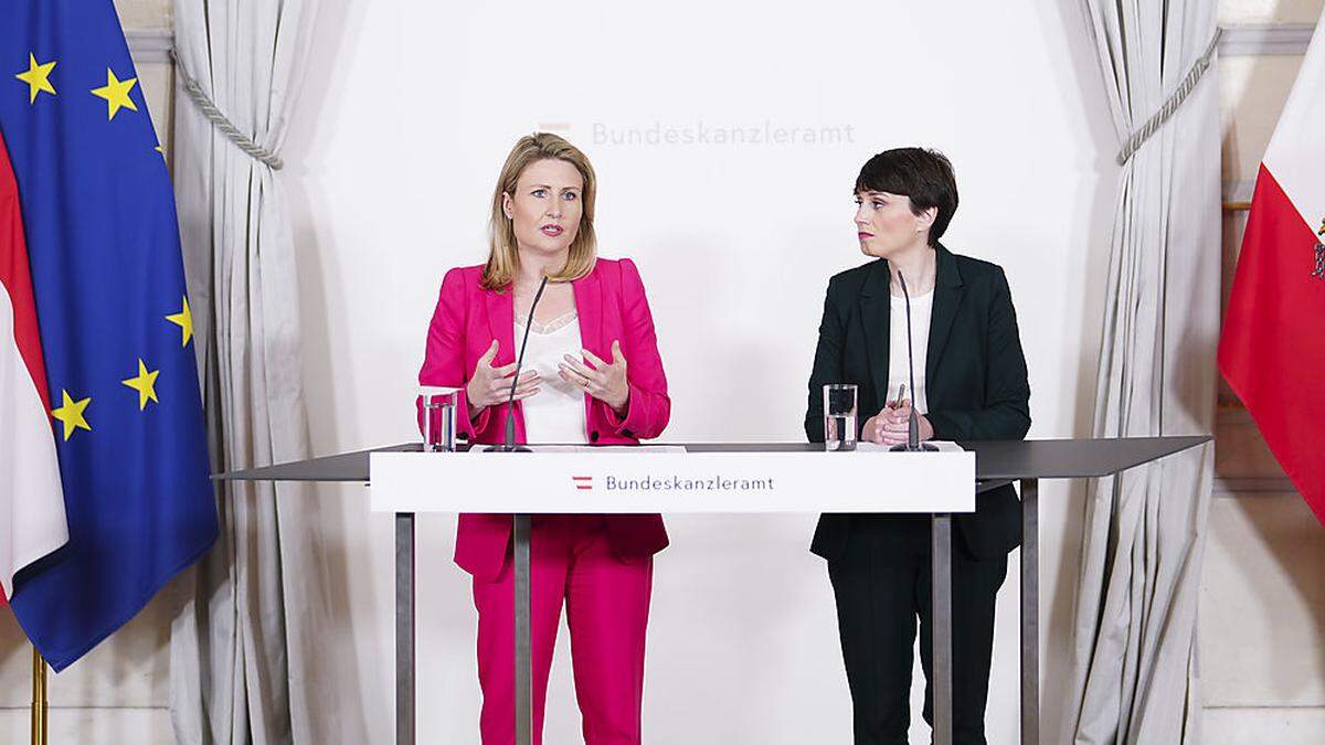 Susanne Raab (ÖVP) und Sigrid Maurer (Grüne) bei der Präsentation des ORF-Entwurfs. 