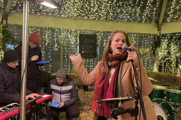 Sängerin Miriam Kulmer ließ die Eröffnung mit ihrer Band musikalisch ausklingen.