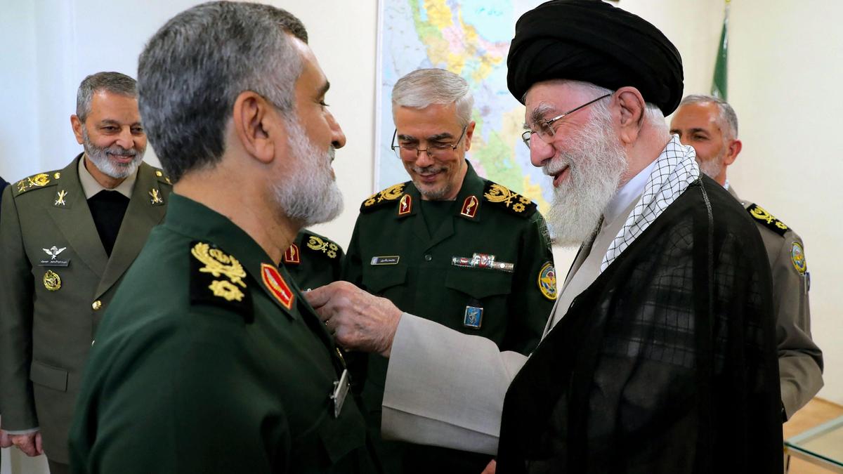 Irans oberster Ayatollah Ali Khamenei ehrt Vertreter der Islamischen Revolutionsgarden 