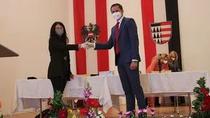 BH-Stellvertreterin Silvia Kostmann und Bürgermeister Stefan Salzmann (SPÖ) bei der Angelobung