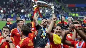 Berlin, Germany, 14th July 2024. Unai Simon of Spain lifts the trophy during the UEFA European Championships final match at Olympiastadion, Berlin. Picture: Paul Terry / Sportimage EDITORIAL USE ONLY. No use with unauthorised audio, video, data, fixture lists, club/league logos or live services. Online in-match use limited to 120 images, no video emulation. No use in betting, games or single club/league/player publications. SPI-3227-0215