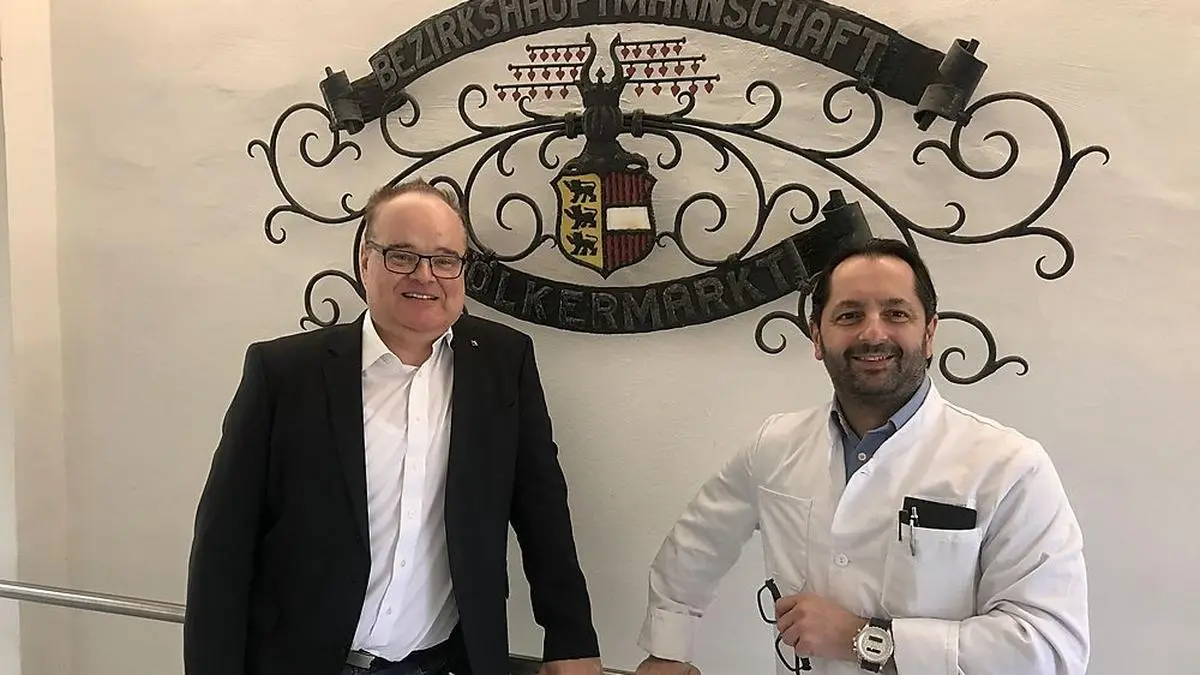 Bezirkshauptmann Gert Klösch (links) heißt den neuen Amtsarzt Martin Pirz in der Bezirkshauptmannschaft offiziell willkommen