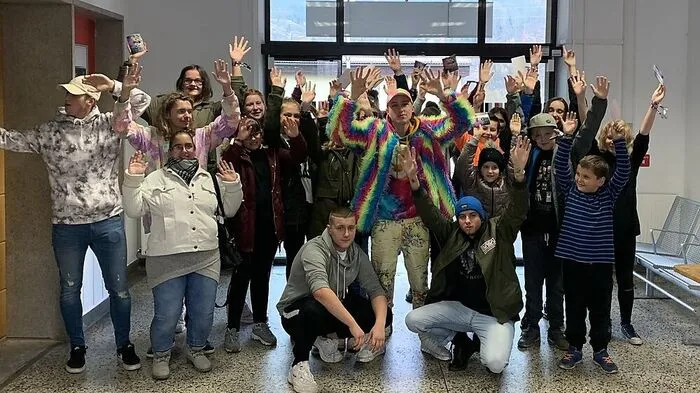 Ian Jules mit seinen Fans am Bahnhof in Friesach