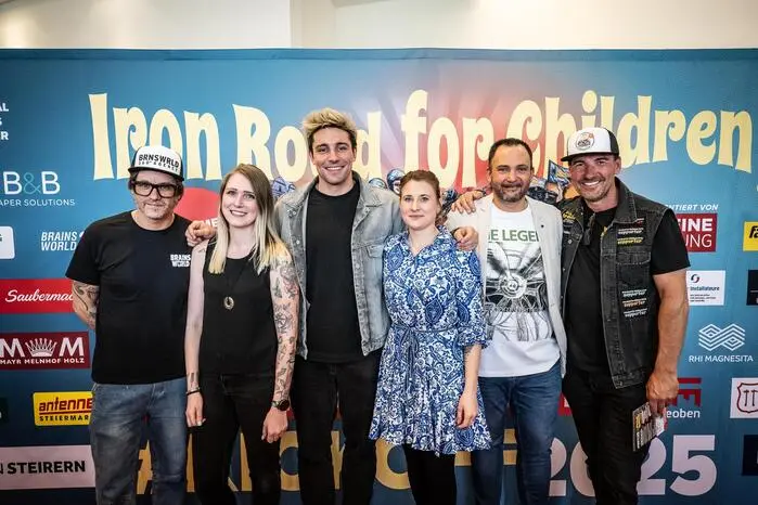 „Auch 2025 möchten wir die Besucher mit der Iron Road for Children mit besonderer Festivalstimmung begeistern und das Bewusstsein für das verbindende Miteinander in den Fokus stellen. Gerade wenn es um Zusammenhalt für hilfsbedürftige Kinder geht, möchten wir ein Zeichen setzen“, betont das Organisationsteam rund um Mike Reiter, Philipp Maier, Fritz Strba, Flora Adelmann und Andy Bäuchl
