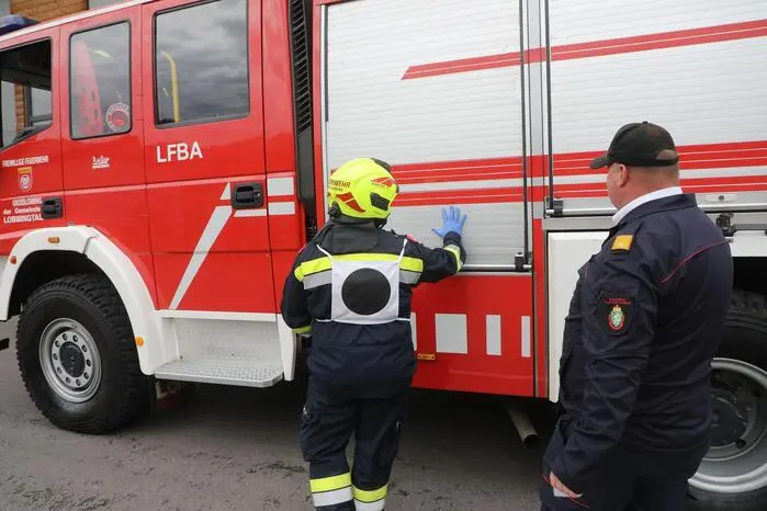 Im praktischen Teil müssen die Einsatzkräfte ein realistisches Szenario eines Verkehrsunfalls mit einer eingeklemmten Person bewältigen.