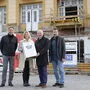 Miteigentümer Peter Purgay, 1. Vizebürgermeister Susanne Kaltenegger, Wohnbaulandesrat Hans Seitinger und Stadtrat Kurt Diepold beim Fototermin zum Start der Umbauarbeiten