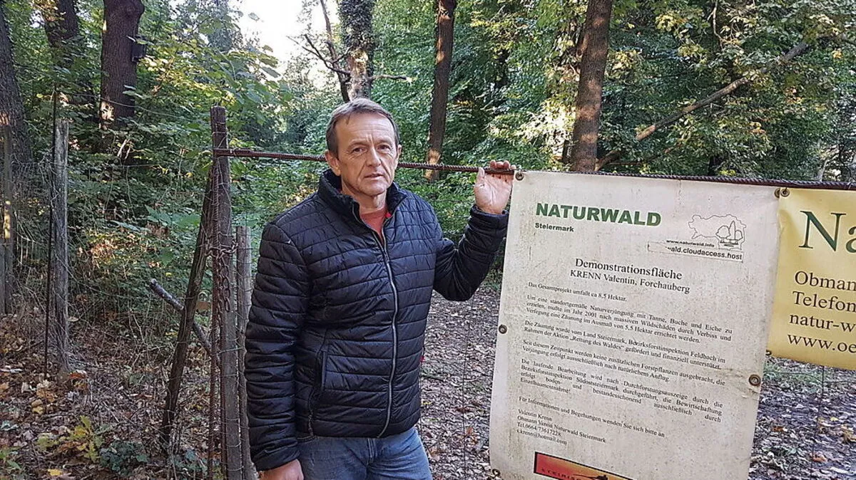 Valentin Krenn am Eingang zu seinem nun ausgezeichneten Wald
