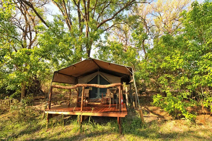 Flugsafari in Botswana. Als einzige Wasser-Quelle in den trockenen Monaten zählen die Linyanti-Sümpfe zu den beliebtesten Zielen im Norden von Botswana – sie können bei einer Tour entdeckt werden.