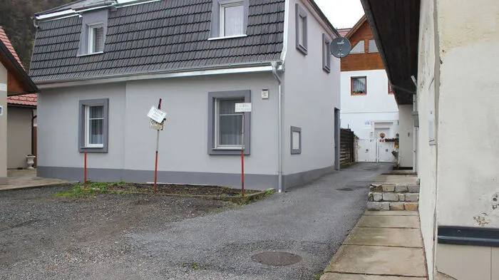 Top 10: Nachbarschaftsstreit brodelt seit Jahren: Familie, die seit 30 Jahren in ihrem Haus wohnt, darf zwar noch mit dem Auto vor die Haustür fahren, aber nicht davor halten oder parken.