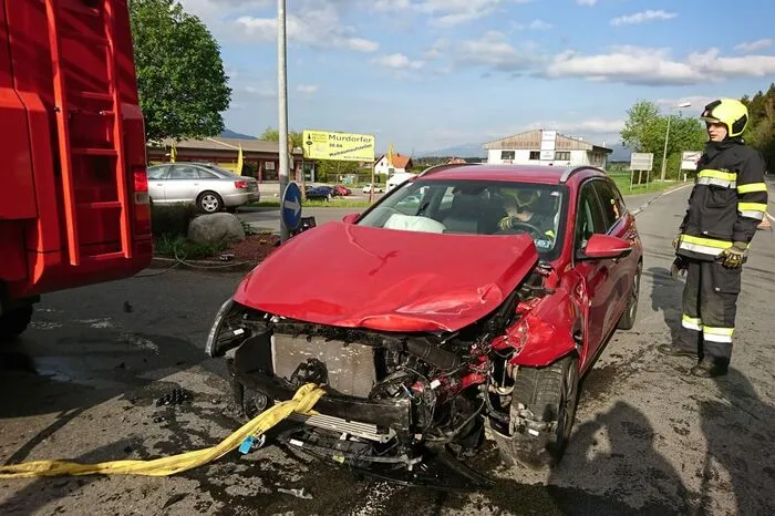 Zwei Fahrzeuge krachten ineinander.