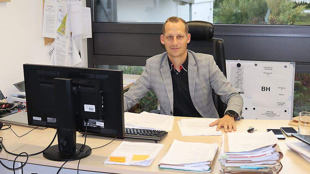 Andreas Pichler an seinem Schreibtisch in der Bezirkshauptmannschaft Völkermarkt
