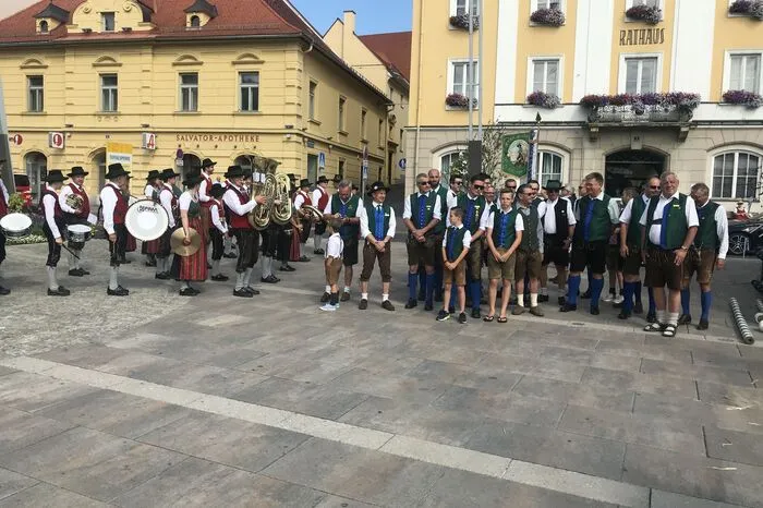 Die Rennfelder Bauern und das Blasorchester der Stadt Bruck präsentierten sich am Hauptplatz.