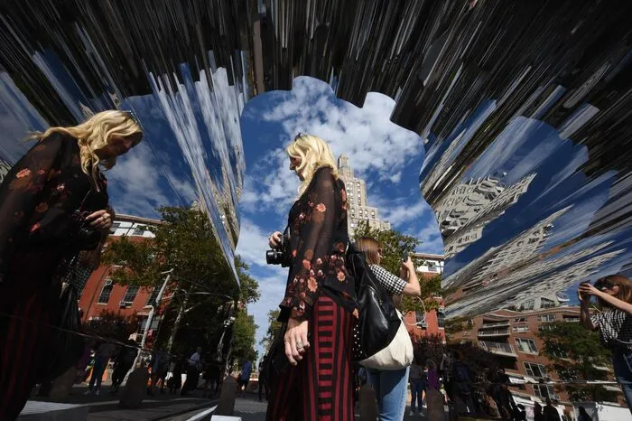Es ist seine bislang größte öffentliche Kunstausstellung. Sie umfasst Werke an mehr als 300 öffentlichen Orten in ganz New York.