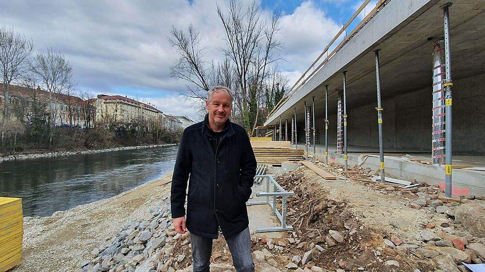 Thomas Rajakovics, Leiter des Sportamtes der Stadt Graz, auf der Baustelle für das Bootshaus