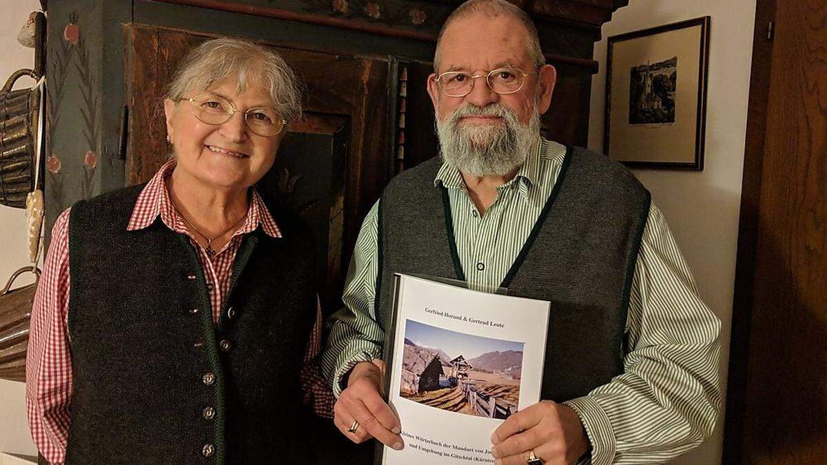 Gertrud und Gerfried Leute mit ihrem Wörterbuch, vor einem original Lesachtaler Hochzeitskasten