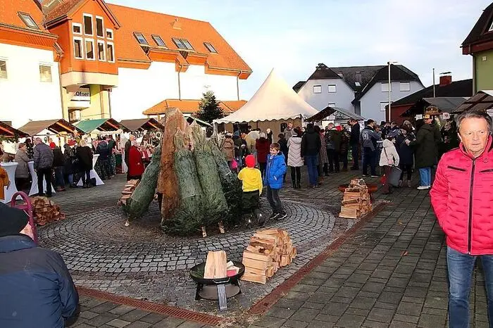 Außerdem wurden zehn Christbäume verlost.
