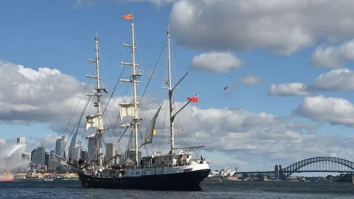 Die "Tenacious" (englisch für "beharrlich") ist mit 65 Metern Länge das derzeit längste sich auf See befindliche Holzsegelschiff der Erde. Es traf am heutigen Mittwoch im Hafen von Sydney in Australien ein.