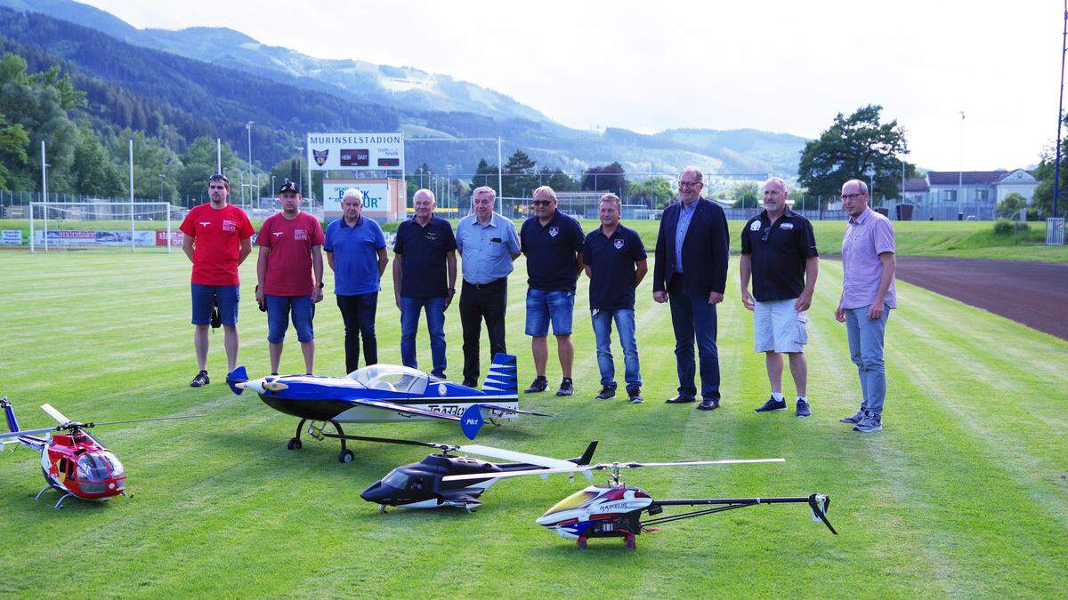 Die Funktionäre und einige Flieger mit ihren Fluggeräten bei der Präsentation am Montag