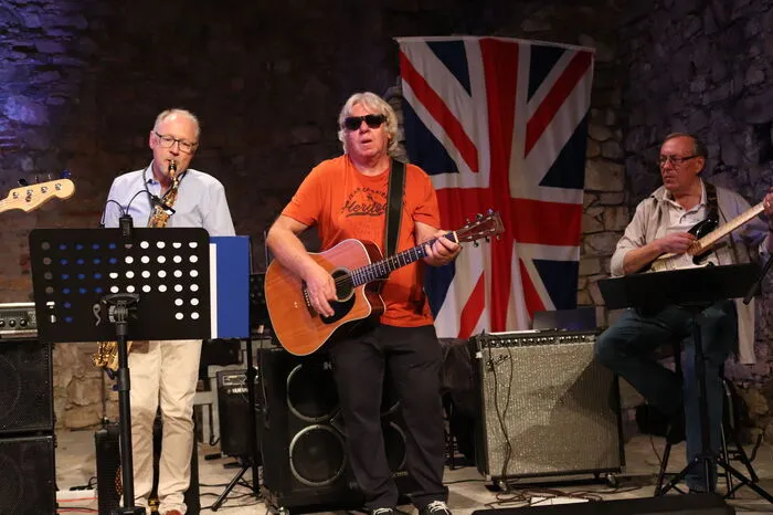Auch der Text saß bei den bekannten Liedern der zahlreichen Rocklegenden des vergangenen Jahrhunderts.