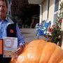 Horst Jöbstl mit dem schönsten Kürbis Österreichs