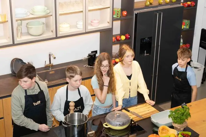 Nach der Veröffentlichung kommt der gesamte Erlös der Arbeit von „Von Mama zu Mama“ zugute und unterstützt damit Familien sowie soziale Projekte. 