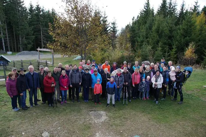 . Andreas Weber, Wirt des Wildwiesenhofes und Projektträger, bedankte sich bei den Grundbesitzern, den Helfern und bei Roland Schwarhofer für den Entwurf der neuen Sitzgelegenheiten. Sein besonderer Dank galt Adalbert Schönbacher, der den Kultweg schon vor 30 Jahren ins Leben gerufen hatte. Er war auch jetzt maßgeblich an der Umsetzung beteiligt. 