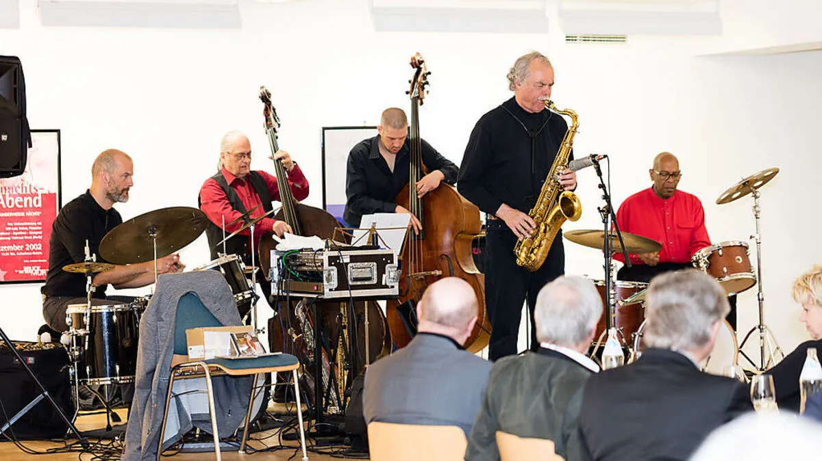 Karl Heinz Miklin und Band begeisterten die Besucher in der Kulturhaus-Kunstgalerie in Bruck