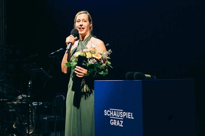 Davor wurde das Ernst Binder-Stipendium an die herausragende Schauspielerin Ninja Reichert aus Graz verliehen, die sich berührt bedankte.