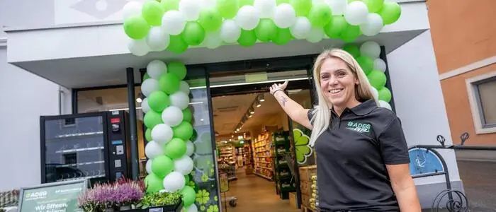 Eine Frau vor einem neuen Adeg-Markt