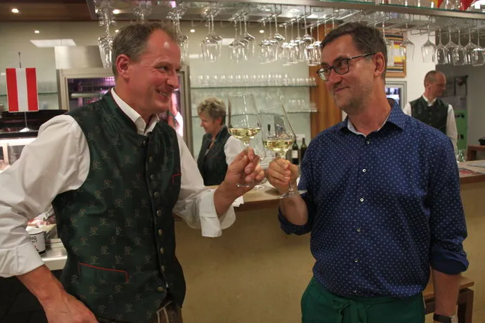 Gemeinsam mit Sigi Wagner (r.) führte er das ausgewählte Publikum durch den kulinarischen Genussabend. Verkostet wurden Spezialitäten aus Österreich, Deutschland, der Schweiz, Italien, Spanien, Frankreich, Kroatien, Slowenien und Portugal. 