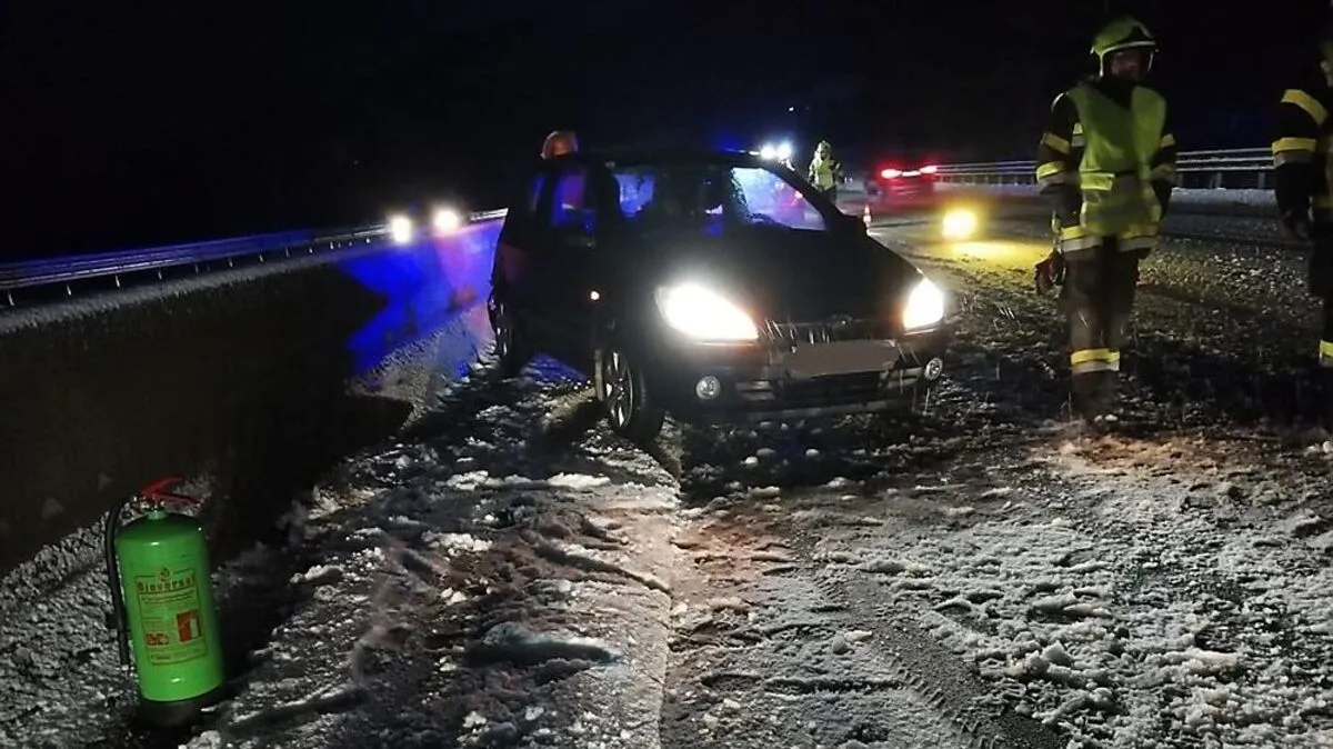 Ein Pkw-Lenker hat die Kontrolle über sein Fahrzeug verloren