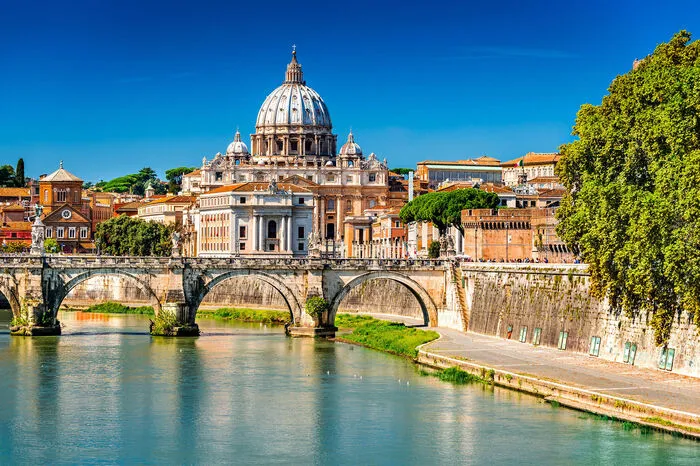 Kolosseum, Forum Romanum, Engelsburg, Fontana di Trevi, der Vatikan – Rom geizt nicht gerade mit Reizen. Aber die wahre Seele Roms offenbart sich auf den vielen kleinen Piazze der Stadt am Tiber, die man am besten in einem der unzähligen Cafés aufsaugt. Exklusiv: Im Geschäft „Ai Monasteri“ kann man Produkte kaufen, die die von Mönchen in Klöstern in der Nähe selbst hergestellt werden. Darunter ein Liebeselixier. Direktflüge mit Eurowings und Vueling.
