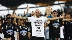 Jakob Jantscher wurde am 26. August 2023 von seinen Mannschaftskollegen und den Fans des SK Sturm in Graz-Liebenau verabschiedet