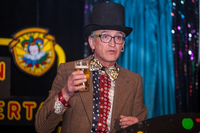 Moderator Erich Pfeifenberger hält eine rund 10-minütige Festrede und animiert das Publikum zum Bier trinken. 