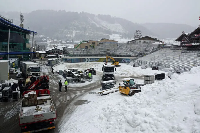 Auch direkt im Stadion wird fleißig gearbeitet. Der Schnee für den Zieleinlauf wird aufgebreitet...