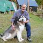 Christoph Kuhn mit einem der neun Schlittenhunde, die er bisher zurückbekommen hat