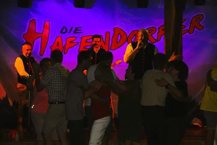 An zwei Tagen sorgte das Team der Feuerwehr für Stimmung in der Hafenkneipe.
