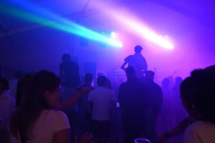 Die Gäste feierten und tanzten ausgelassen bis in die frühen Morgenstunden – die Stimmung war fröhlich, ausgelassen und friedlich.