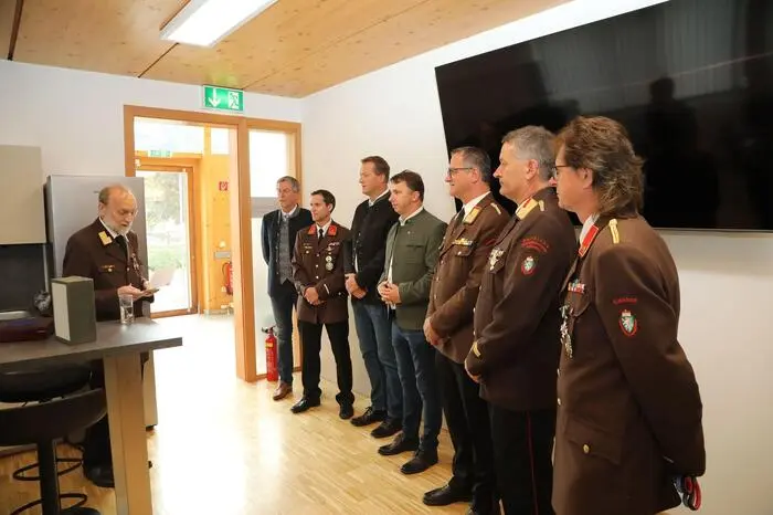 Im Rahmen der Veranstaltung wurden zahlreiche Feuerwehrmitglieder für ihren ehrenamtlichen Einsatz geehrt, darunter Auszeichnungen in Bronze, Silber und Gold sowie Medaillen für langjährige Dienste.
