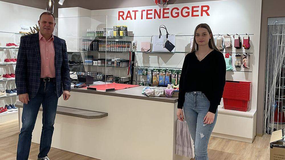 Schuhhaus-Chef Franz Rattenegger, hier mit Mitarbeiterin Selina Breitenecker, hofft aufs Onlinegeschäft im Lockdown: „Unser Shop soll noch besser werden.“ 
