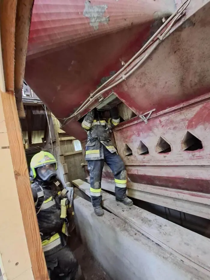 Mehrere Atemschutztrupps entfernten den Mais aus der Trocknungsanlage