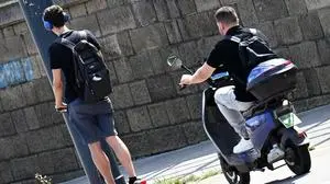 ABD0059_20250825 - WIEN - ÖSTERREICH: ++ THEMENBILD ++ Illustration zu den Themen "E-Scooter / E-Moped / E-Fahrzeug / Helmpflicht / Verkehr / Verkehrssicherheit: Personen auf einem E-Scooter und einem E-Moped, aufgenommen am Freitag, 22. August 2025, in Wien. - FOTO: APA/HANS KLAUS TECHT